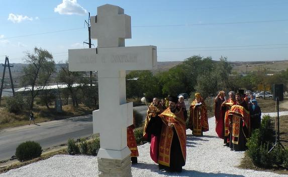 На въезде в Крым установили поклонный крест
