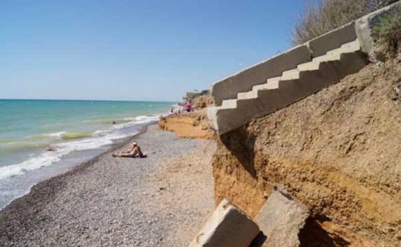 Жители Николаевки остались без 7 км пляжа