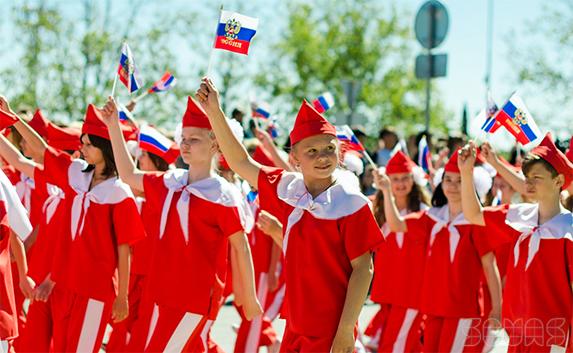 В Севастополе многотысячным шествием отметили День детства (фото)
