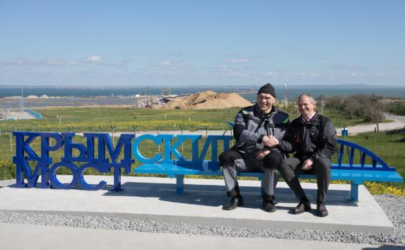 Валуев проверил на прочность скамейку с видом на Крымский мост