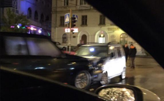 В центре Севастополя не поделили дорогу две иномарки (фото)