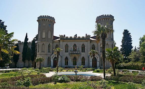 Самые красивые дворцы Крыма: Романтическая Александрия в Гаспре