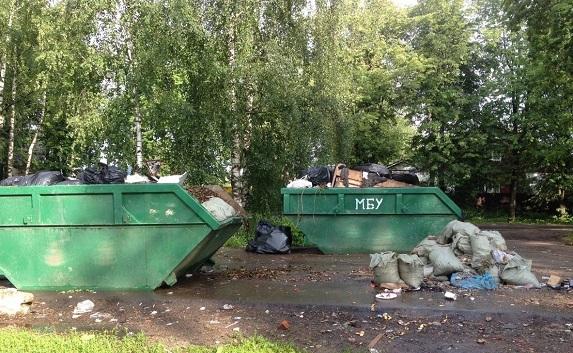 В севастопольских дворах «мусорные лодки» преграждают проезды 