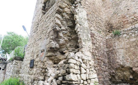 В Феодосии обвалилась часть Башни Константина (фото)