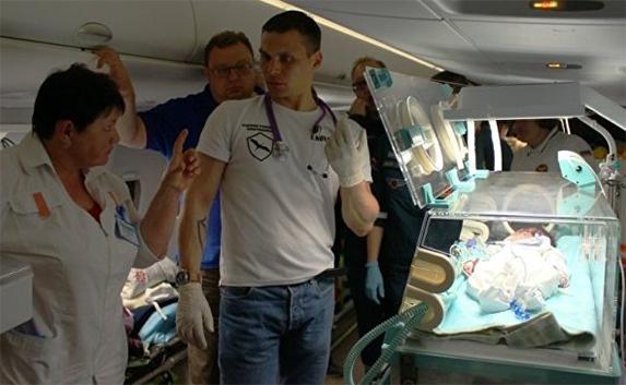 Тяжелобольных крымских детей спецбортом отправили в Петербург