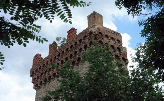 Власти Феодосии отрицают обрушение Башни Константина
