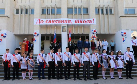 В школах Крыма и Севастополя прозвенел последний звонок (фото)