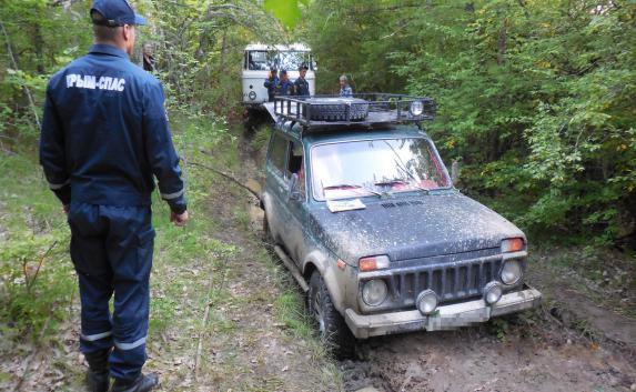 Севастопольские туристы застряли в крымском лесу (фото)