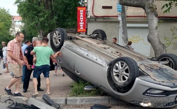 В Севастополе на перекрёстке перевернулась иномарка (фото)