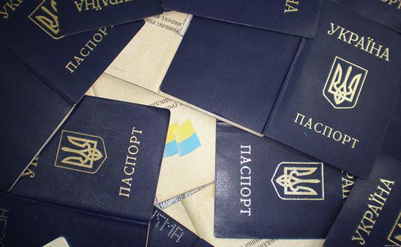 В Крыму зазывают местных «приобрести» украинский паспорт (фото)