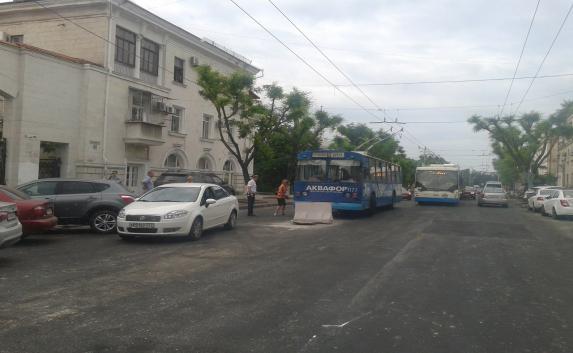 Центр Севастополя «стоит» в пробке из-за троллейбуса (фото)
