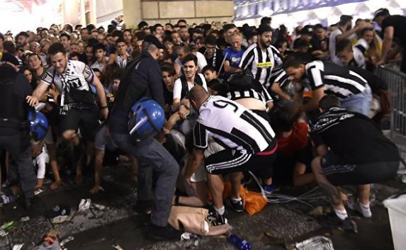 Более тысячи футбольных фанатов пострадали в давке в Турине (фото)