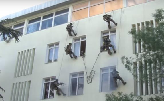 Бойцы ФСБ штурмом взяли ялтинский санаторий (видео)