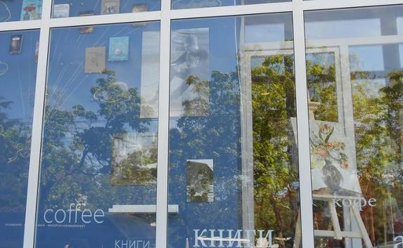 В Ялте открыта «Книжная аллея», в Симферополе — кафе с книгами