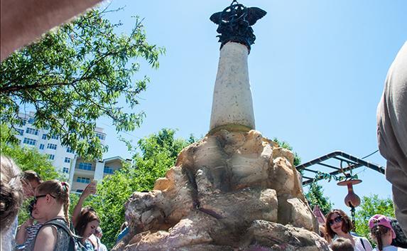 «Отмороженный памятник» и «Дно Исторического бульвара» — в Сети высмеяли городские праздники