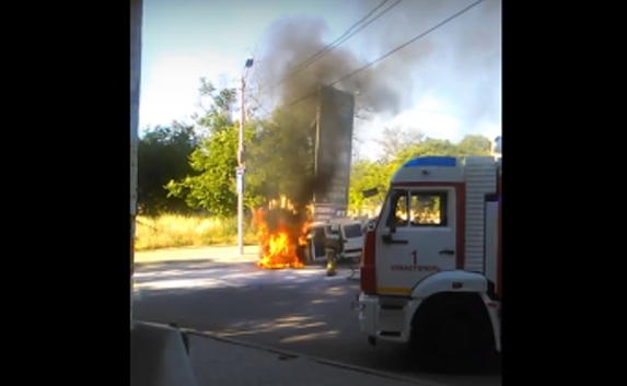 На улице Николая Музыки горел автомобиль