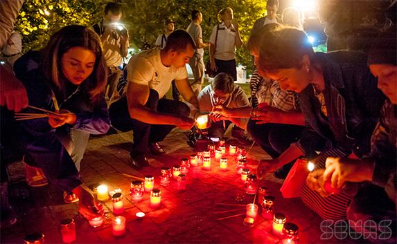 В Севастополе зажгли свечи в память о жертвах войны (фоторепортаж)