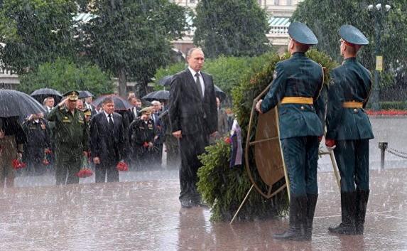 Путин под проливным дождём возложил венок у могилы Неизвестного солдата