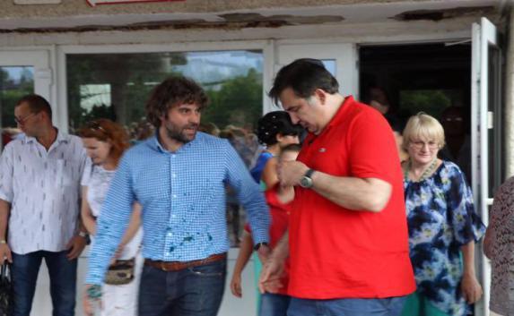 Саакашвили требует от Порошенко 50 евро за испорченную футболку