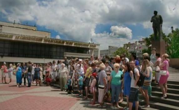 Митингующих против захвата детского лагеря задержали в Симферополе