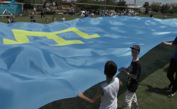 В Крыму развернули самый большой крымскотатарский флаг 
