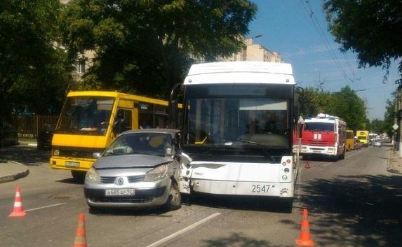 В Симферополе легковушка врезалась в троллейбус — пострадала женщина