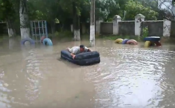 В Балаклаве после ливня устроили «заплыв» прямо во дворе (видео)