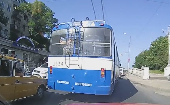 В Севастополе «Жигулёнок» пытался «втереться» в троллейбус (видео)