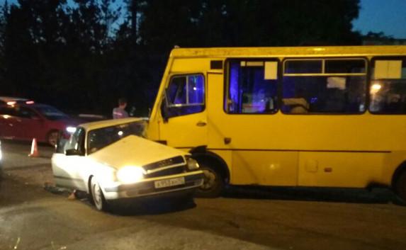 ​ДТП на Пожарова в Севастополе: Audi врезалась в автобус, пострадали люди (фото, видео)