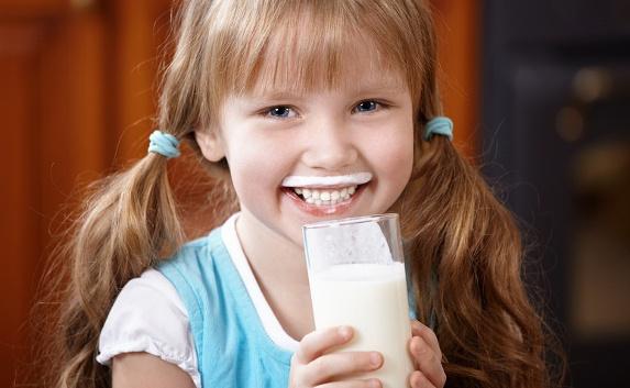 Школьники Крыма пьют поддельное молоко с материка
