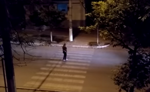 Неадекват в Севастополе: женщина по ночам бросается под колёса (видео)
