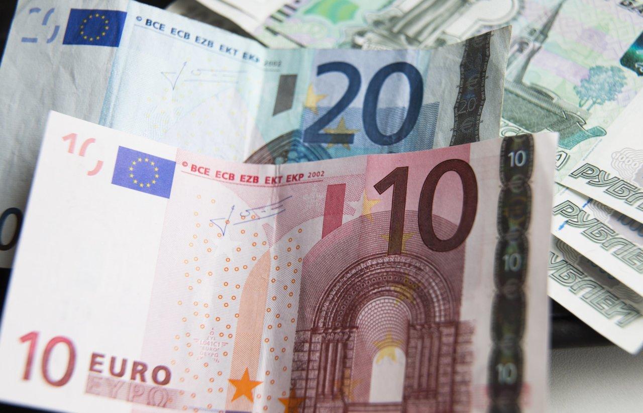 Курс евро достиг 70 рублей впервые с 2016 года