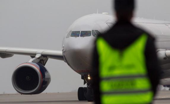 Неадекватного пассажира бизнес-класса сняли с самолета в Симферополе