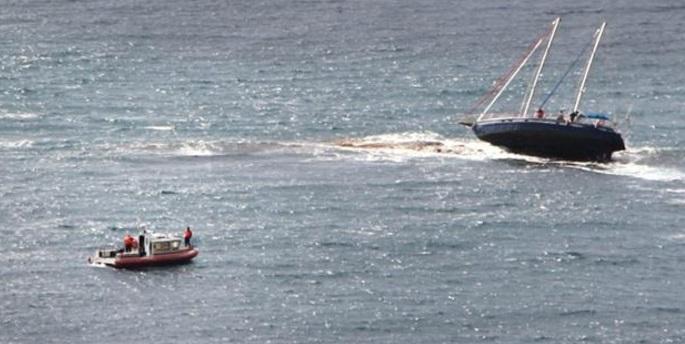 МЧС спасли восемь человек с севшей на мель яхты