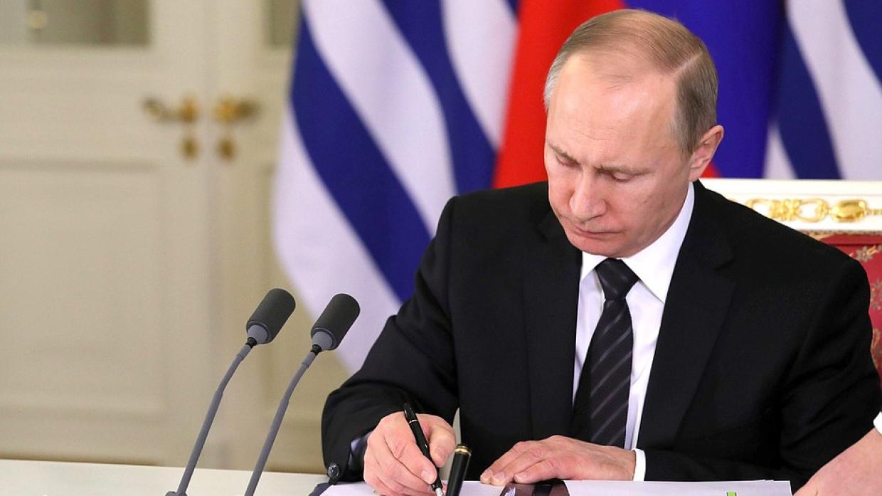 Путин подписал закон о погашении «украинских» долгов крымчан