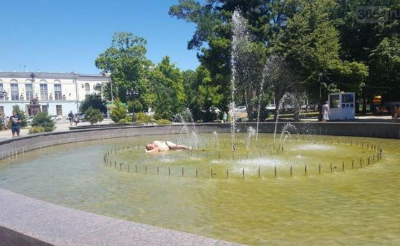 Десантник в день ВДВ уснул в фонтане в Симферополе