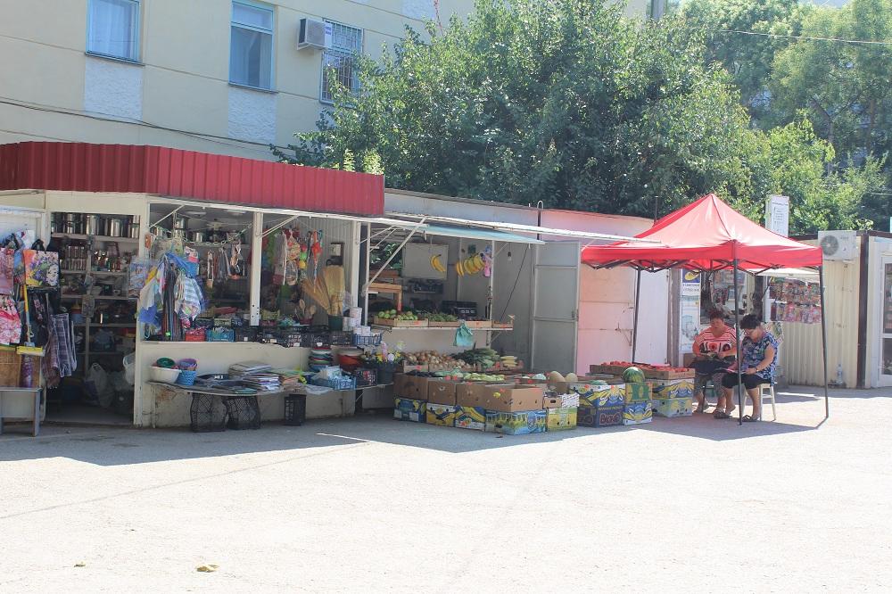 В Севастополе незаконный рынок «вытесняет» поликлинику