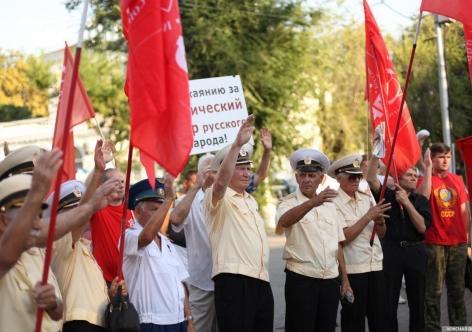 Севастопольцы вышли на митинг против памятника «Примирения»