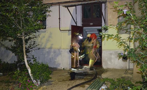 Троих детей эвакурировали из горящего дома в Севастополе (фото)