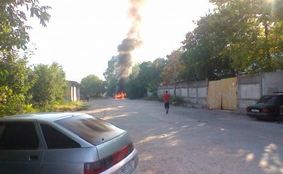 В Симферополе сгорела иномарка (фото)