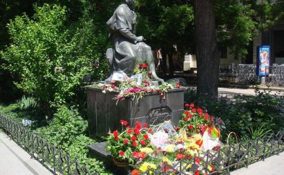 Памятник Пушкину в Симферополе отреставрируют в 2018 году 