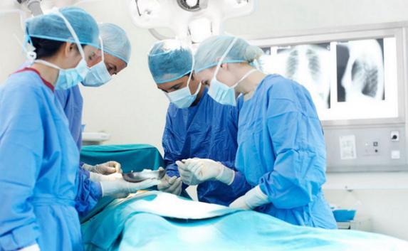 Ялтинский хирург, отрезавший ребенку сломанную руку, заплатит 1,5 миллиона штрафа и 1,5 года не сможет лечить людей.