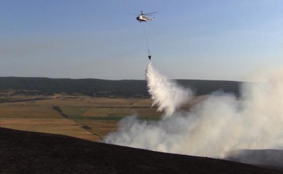МЧС с вертолёта тушили крупный пожар в Крыму