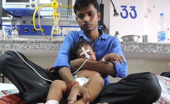 В Индии 60 детей погибли из-за отключения воздуха