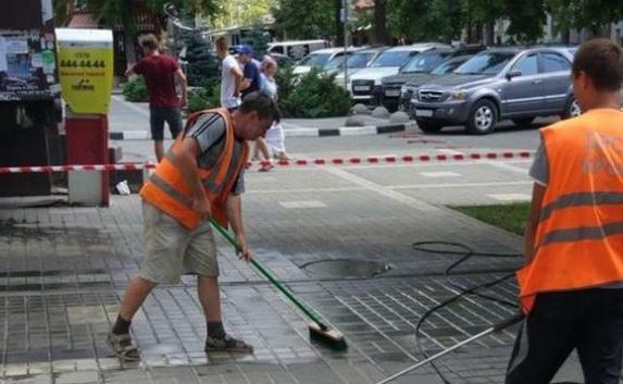 В Симферополе начали мыть асфальт после того, как депутат решил, что улицы облили майонезом (фото)