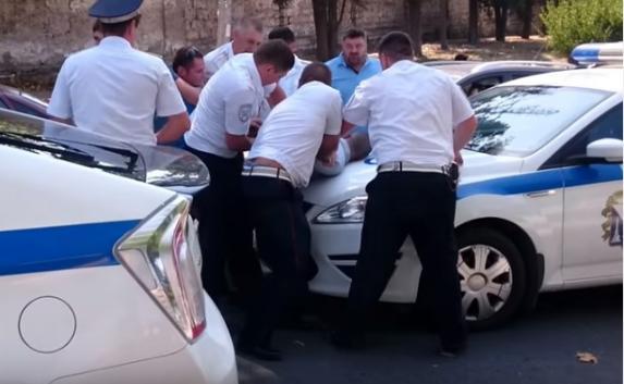 Неадекватный водитель  иномарки протаранил три машины в Севастополе (фото, видео)