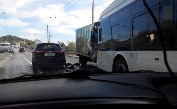 В Крыму грузовик смялся от столкновения  с троллейбусом (фото, видео)