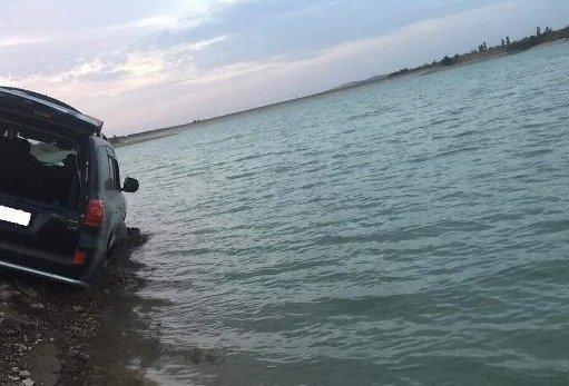 Крымские спасатели достали джип, который «нырнул» в водохранилище