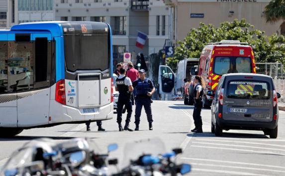 Автофургон протаранил автобусные остановки в Марселе, есть пострадавшие