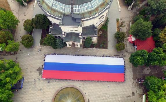 50-метровый флаг России развернули в честь праздника в Севастополе (фото)